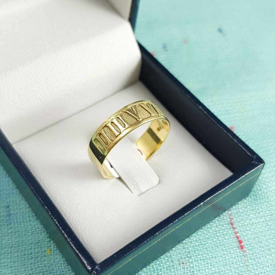Anillo en oro con números romanos