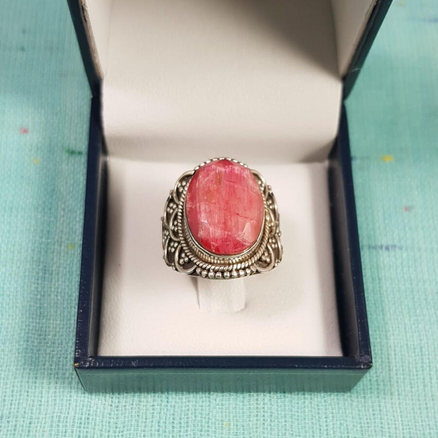Anillo en plata con raíz de rubí