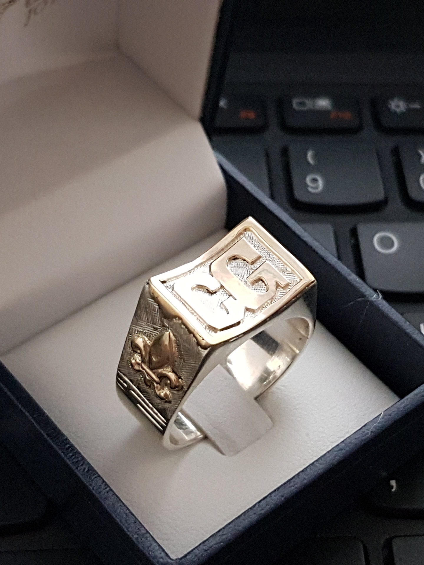 Anillo sello ‘Iniciales Eternas’ — Classic, Premium & Royal - Imagen 9