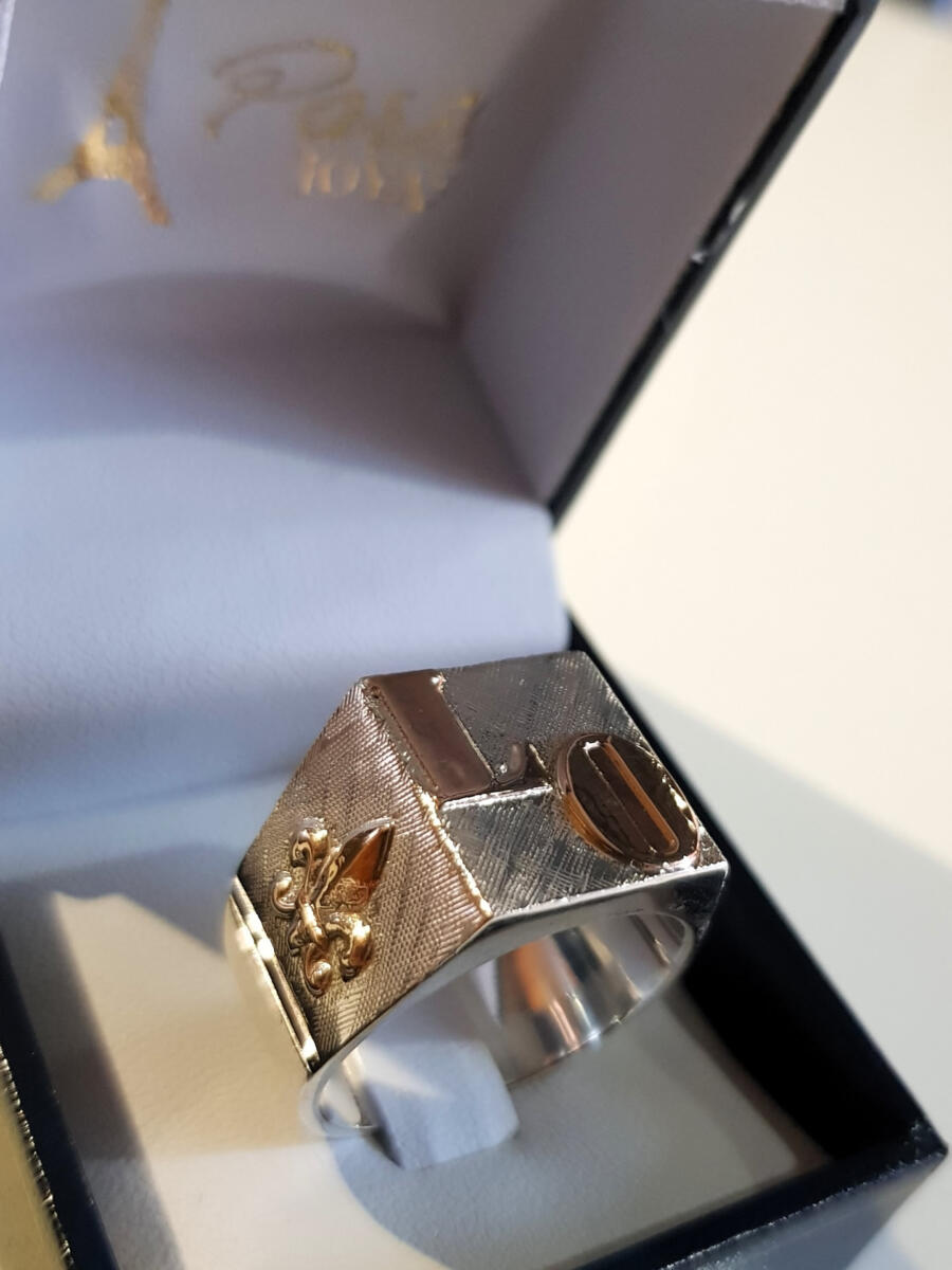 Anillo sello con iniciales personalizado unisex en plata y oro 14 x 16
