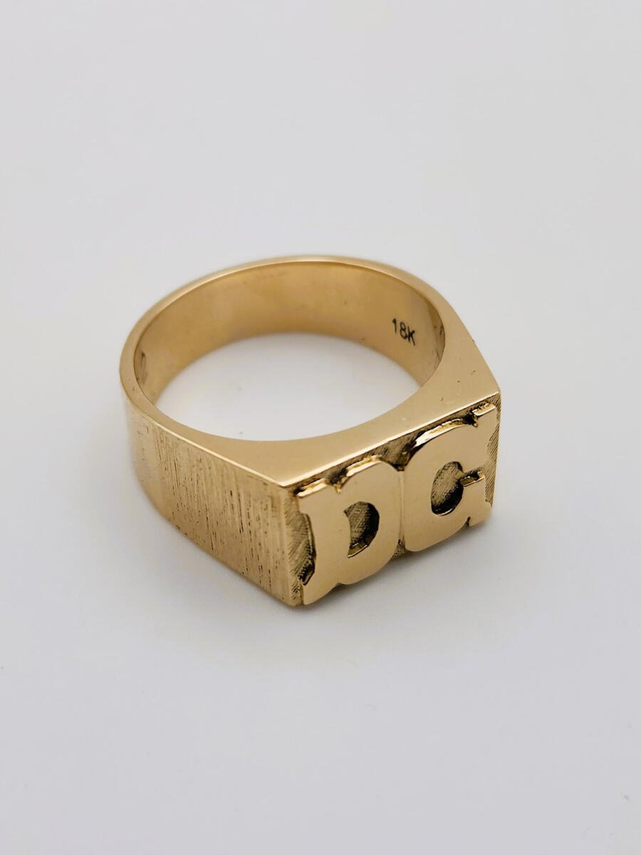 Anillo sello con iniciales personalizado para hombre oro - Imagen 2