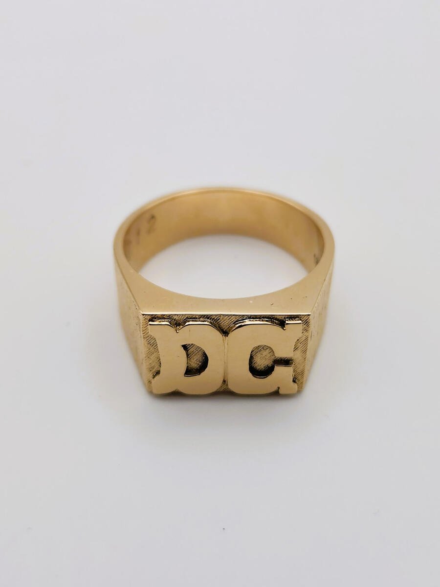 Anillo sello con iniciales personalizado para hombre oro - Imagen 3