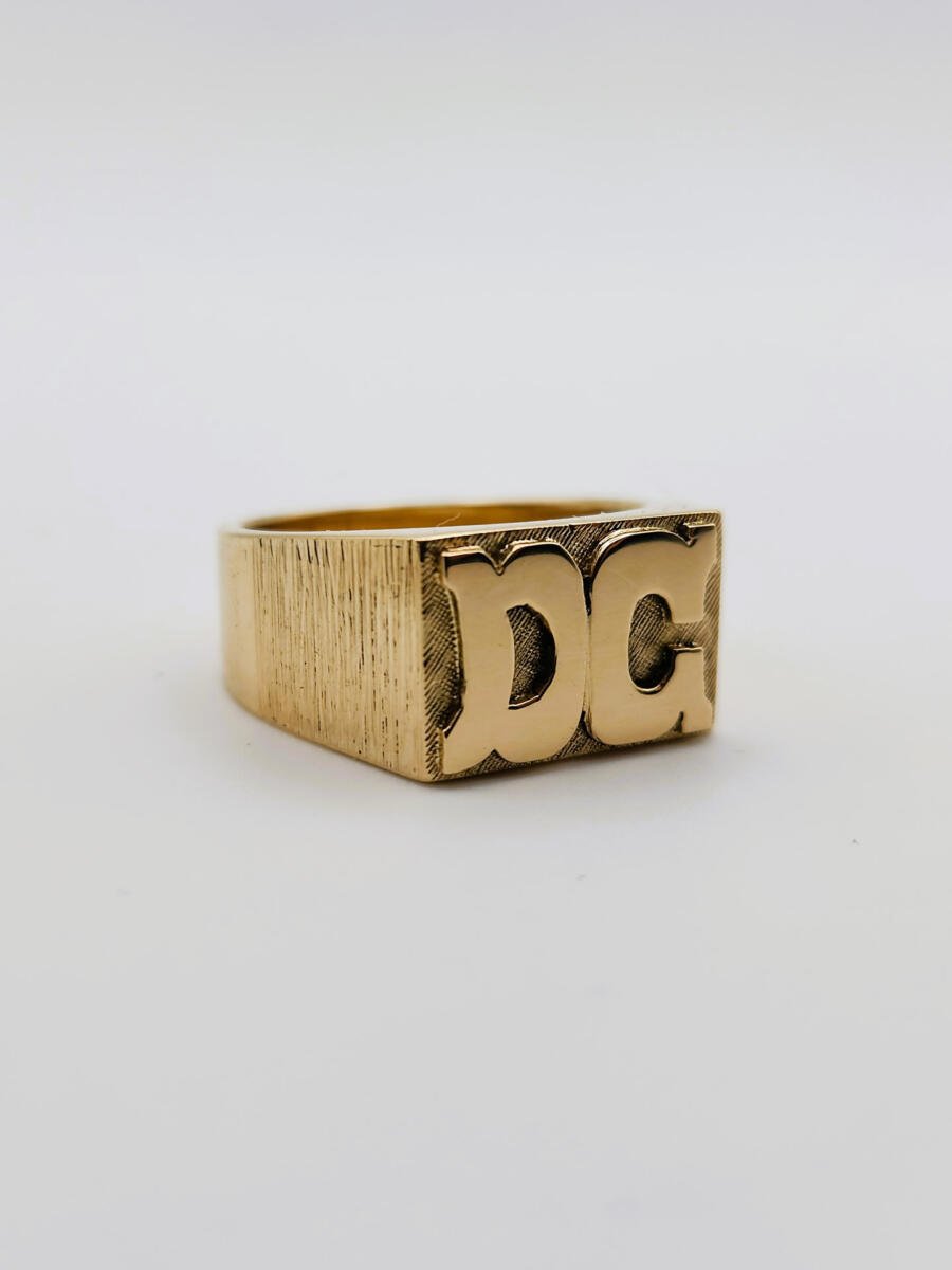 Anillo sello con iniciales personalizado para hombre oro - Imagen 4
