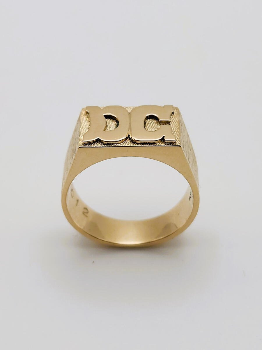 Anillo sello con iniciales personalizado para hombre oro - Imagen 5
