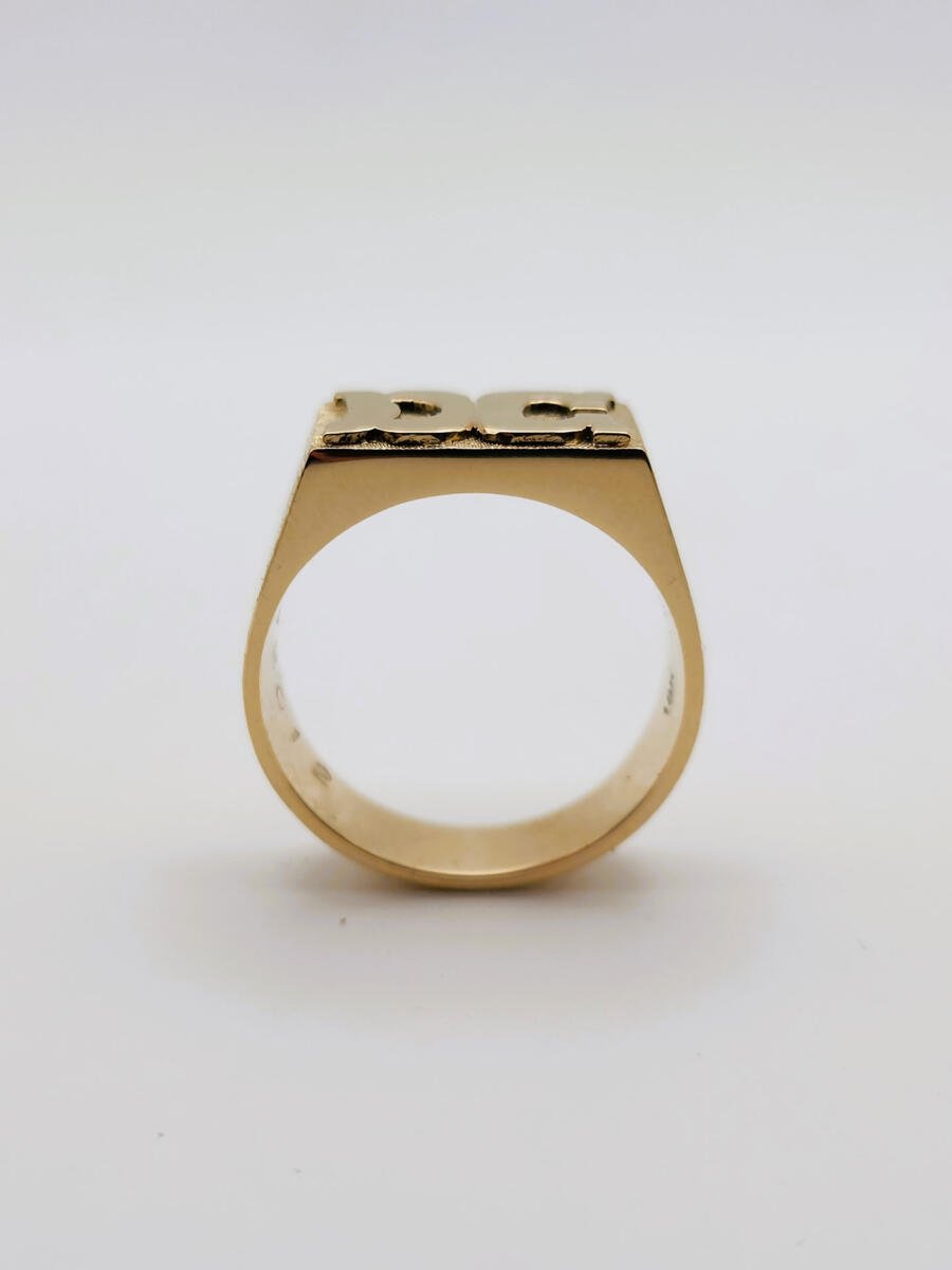 Anillo sello con iniciales personalizado para hombre oro - Imagen 6
