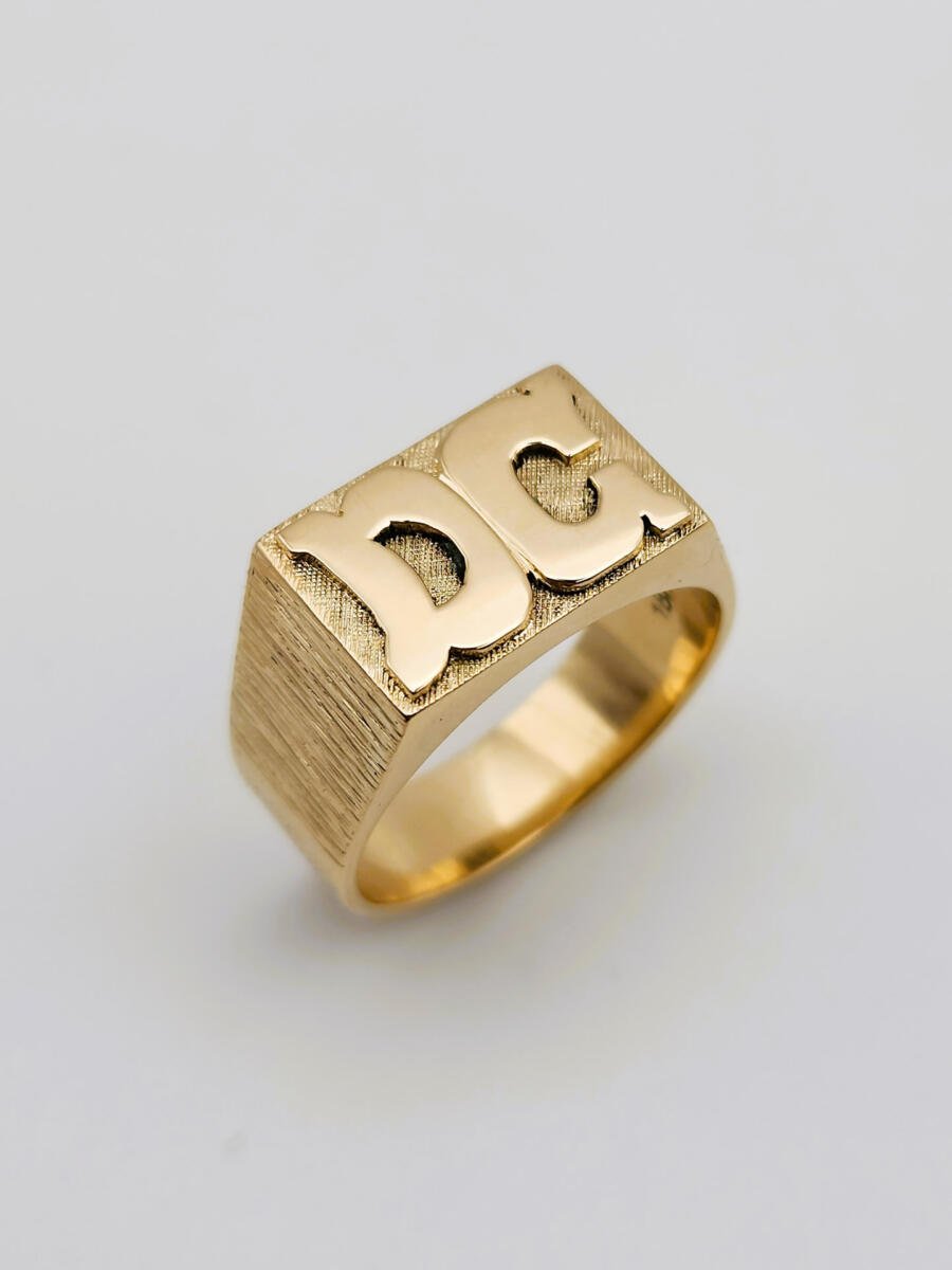 Anillo sello con iniciales personalizado para hombre oro