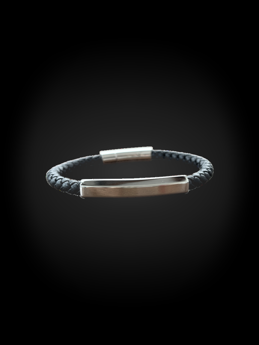 Pulsera AYNI de cuero trenzado y acero con placa pulida – vista frontal de la placa