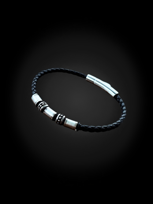 Pulsera AYNI de cuero trenzado y acero con dijes