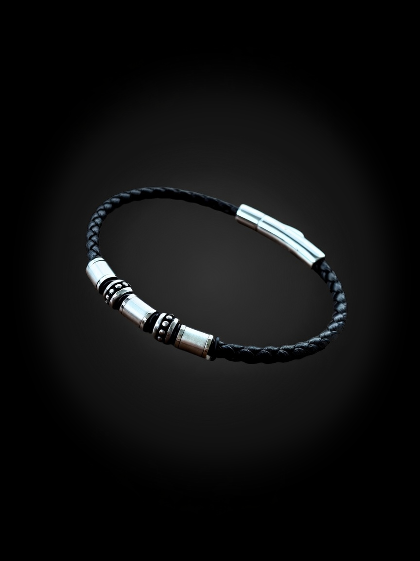 Pulsera AYNI de cuero trenzado y acero con dijes