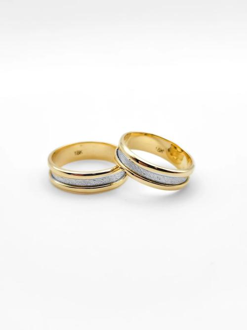 Par de alianzas en oro amarillo 18K con centro texturado en oro blanco 18K