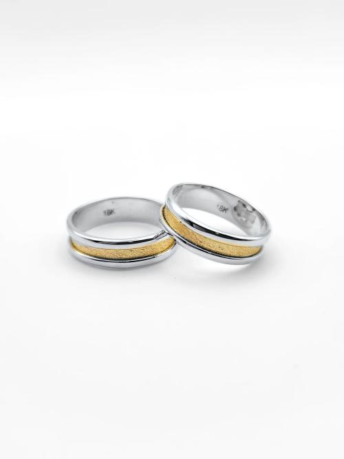 Par de alianzas en oro blanco 18K con centro texturado en oro amarillo 18K
