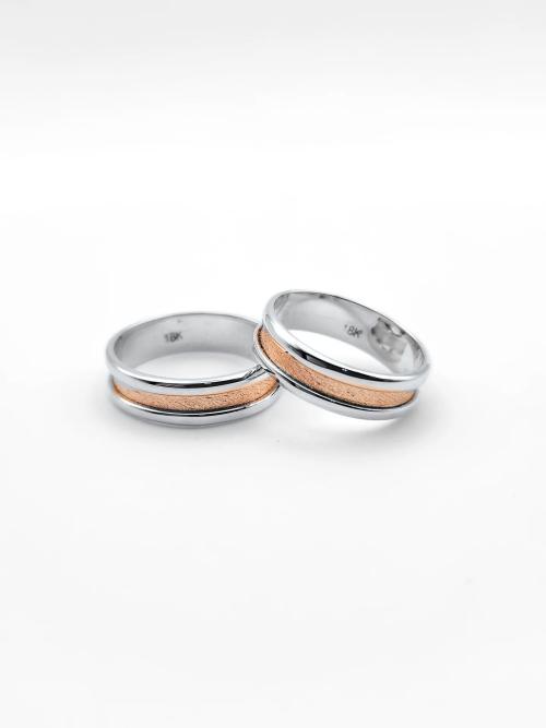Par de alianzas en oro blanco 18K con centro texturado en oro rosa