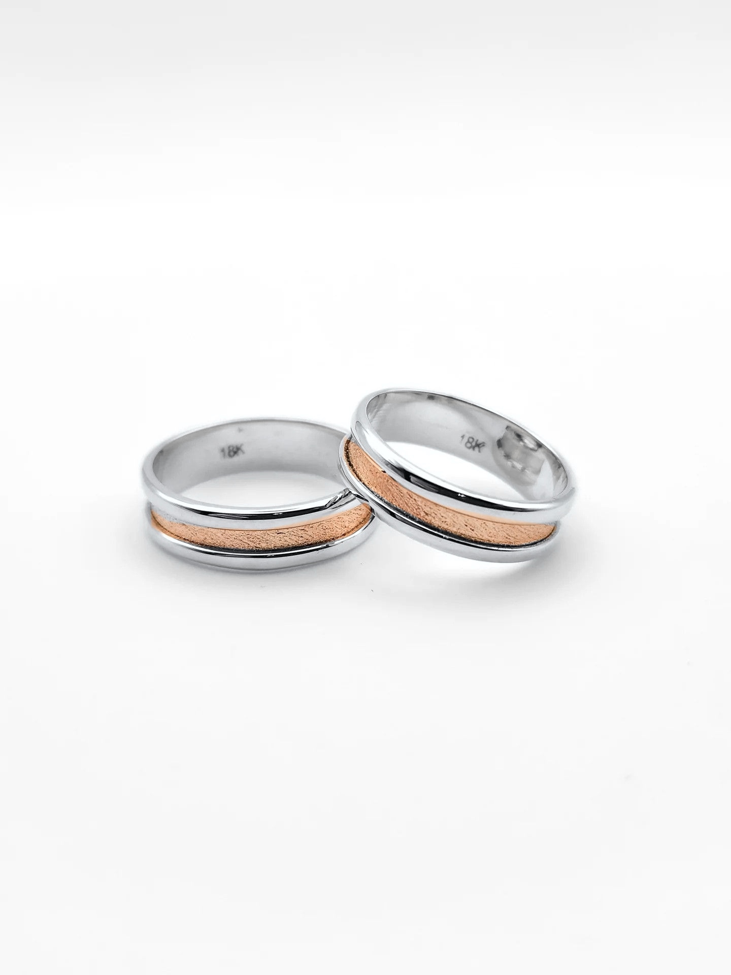 Par de alianzas en oro blanco 18K con centro texturado en oro rosa