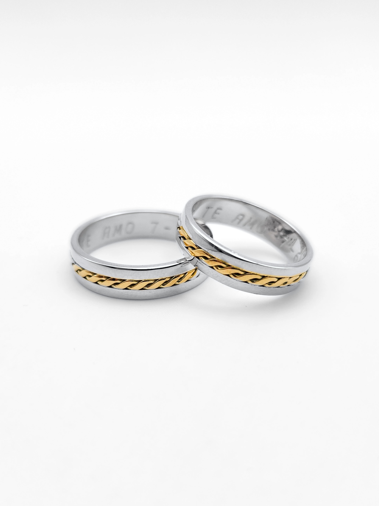 Par de alianzas en oro blanco 18K con trenza en oro amarillo 18K