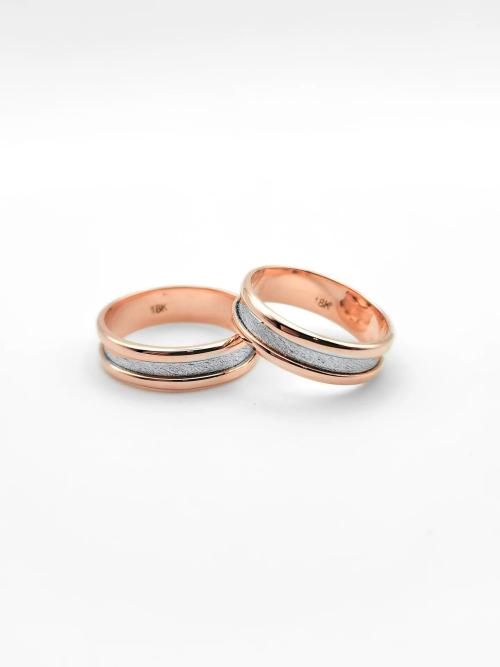 Par de alianzas en oro rosa 18K con centro en oro blanco 18K