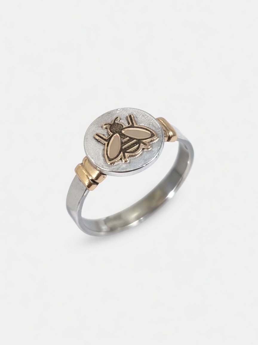 Anillo de maestra cinta 3 mm con mesa redonda y abeja en oro, fondo catalogo