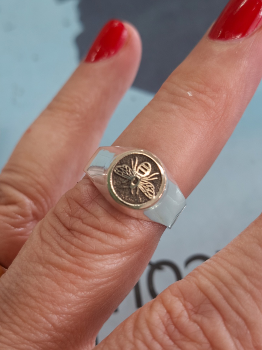 Anillo sello de maestra mesa completa en oro, en mano