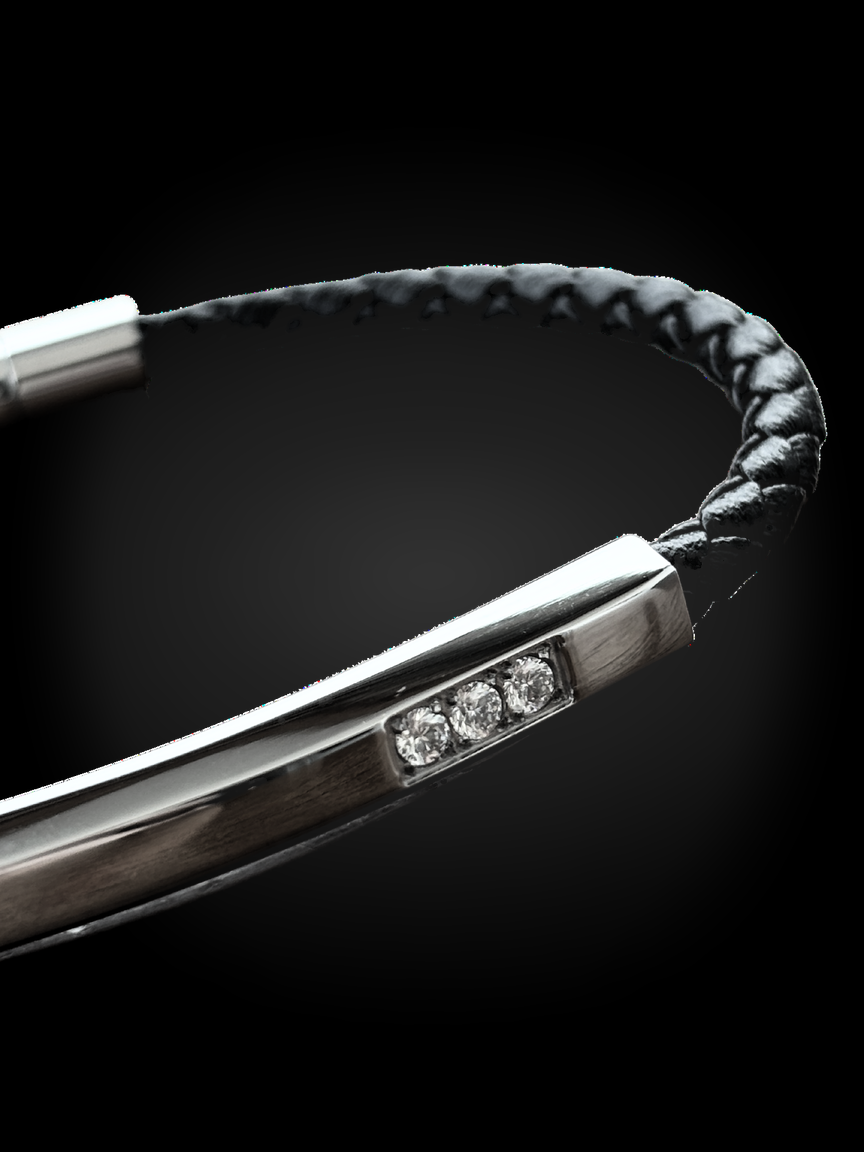 Pulsera AYNI de cuero trenzado y acero con placa y piedras – detalle de la placa