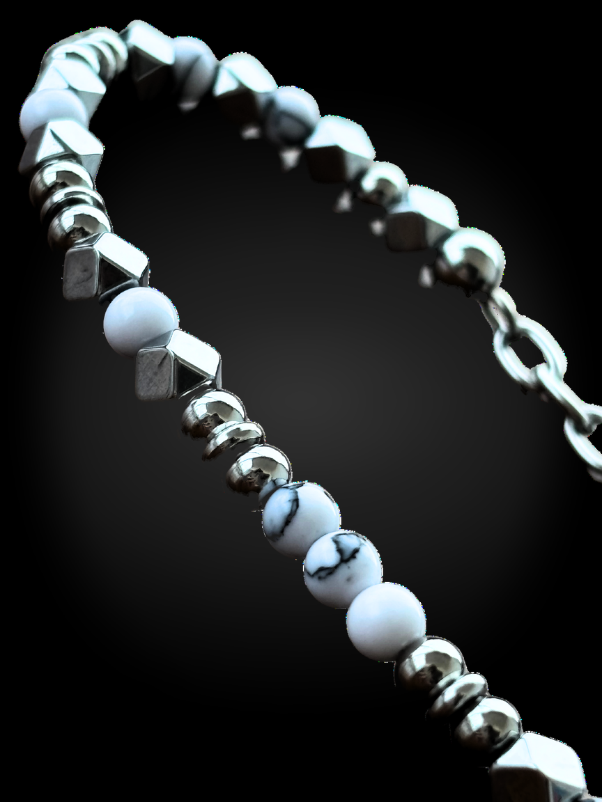 Pulsera AYNI de piedras blancas y acero – detalle de las piedras