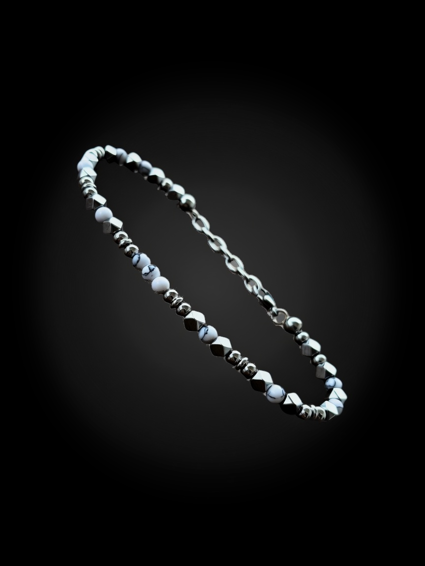 Pulsera AYNI de piedras blancas y acero