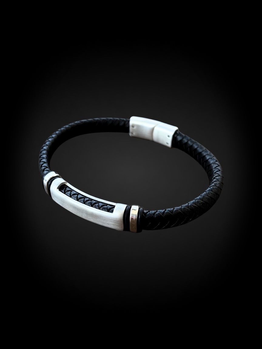 Pulsera AYNI de cuero trenzado y acero con placa calada